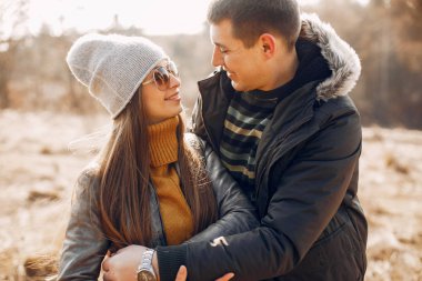 Güzel bir çift yaz parkında vakit geçirir.