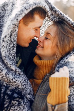 Güzel bir çift yaz parkında vakit geçirir.