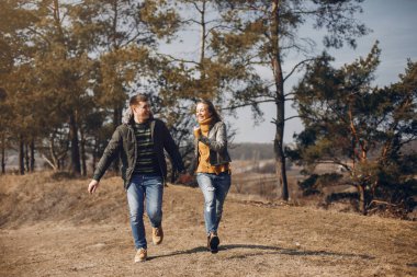 Güzel bir çift yaz parkında vakit geçirir.