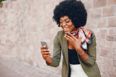 Bir yaz şehirde Afrikalı kız