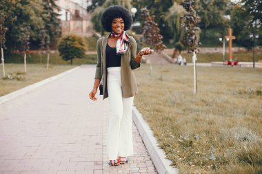 Bir yaz şehirde Afrikalı kız