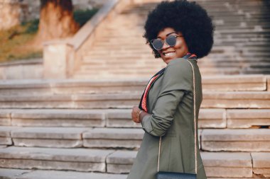 Bir yaz şehirde Afrikalı kız