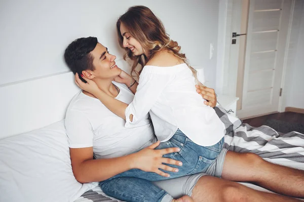 Hermosa pareja en casa — Foto de Stock