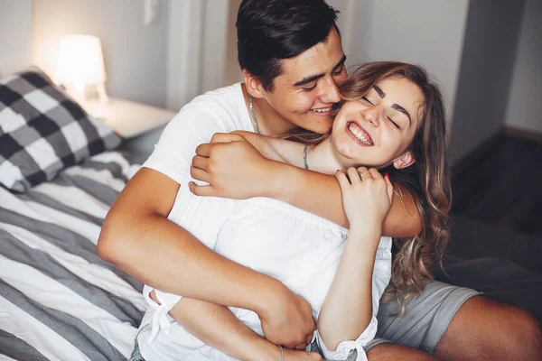 Hermosa pareja en casa — Foto de Stock