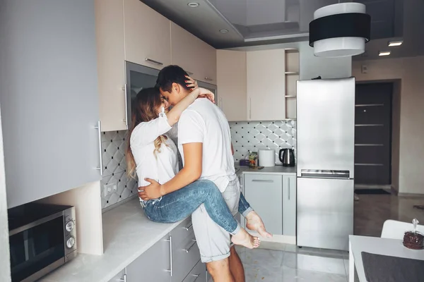 Schönes Paar zu Hause — Stockfoto
