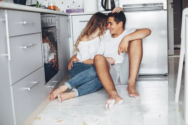 Schönes Paar zu Hause — Stockfoto