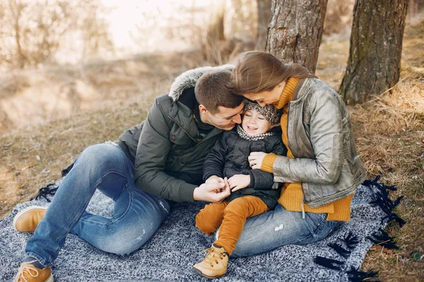 Nette Familie spielt im Sommerpark — Stockfoto