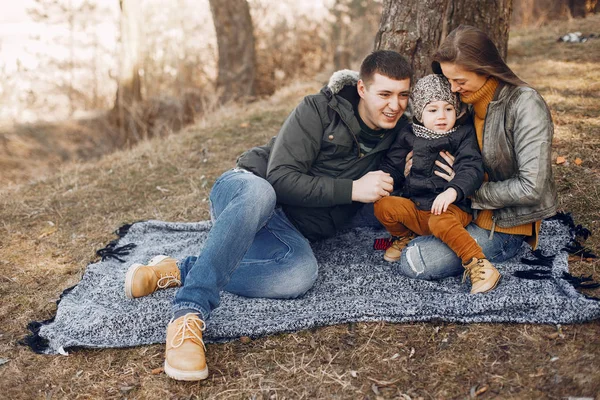 Família bonito jogando em um parque de verão — Fotografia de Stock