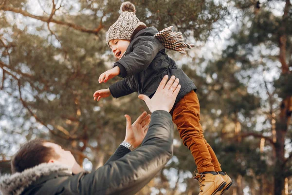 Família bonito jogando em um parque de verão — Fotografia de Stock