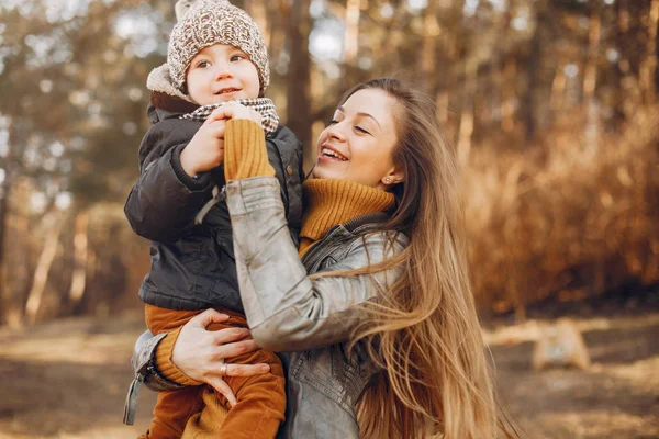 Mãe com filho brincando em um parque de verão — Fotografia de Stock