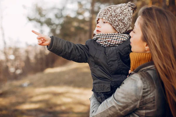 Mãe com filho brincando em um parque de verão — Fotografia de Stock