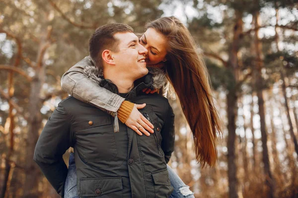 Beau couple passer du temps dans un parc d'été — Photo