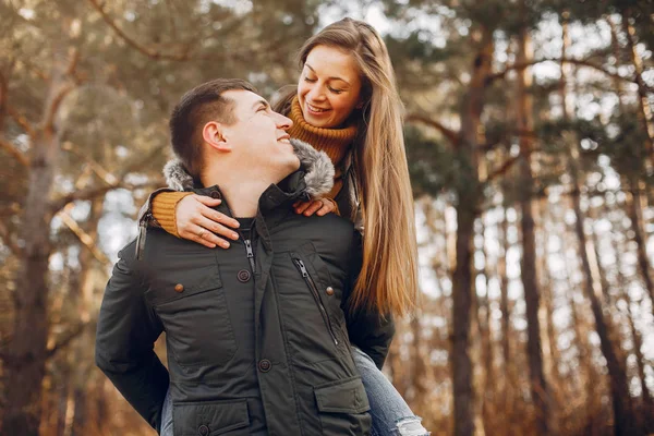 Belo casal passar o tempo em um parque de verão — Fotografia de Stock