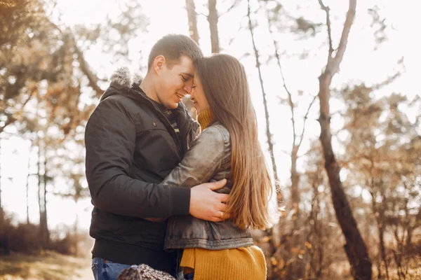 Belo casal passar o tempo em um parque de verão — Fotografia de Stock