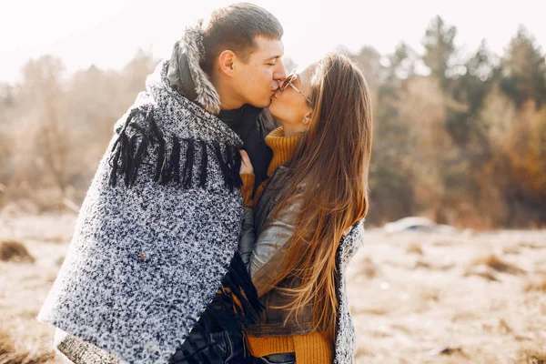 Hermosa pareja pasar tiempo en un parque de verano —  Fotos de Stock