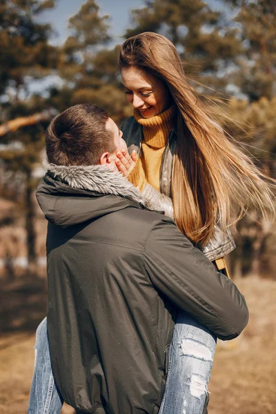 Belo casal passar o tempo em um parque de verão — Fotografia de Stock