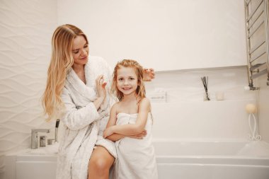 Sevimli sarışın kızı annesiyle