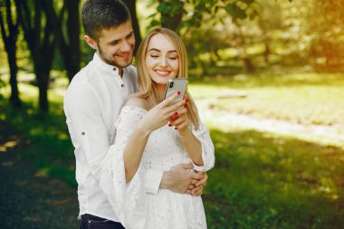 bir ormanda zarif çift