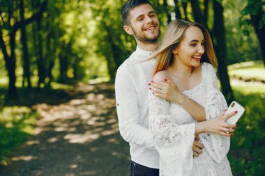 bir ormanda zarif çift