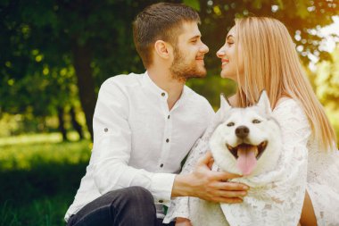 bir ormanda zarif çift