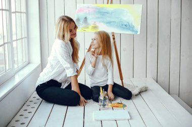 Güzel anne ve kızı çizim