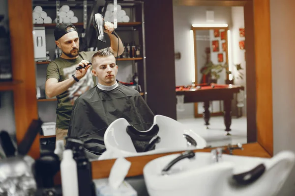 Un hombre hace una estiba en el barbero —  Fotos de Stock