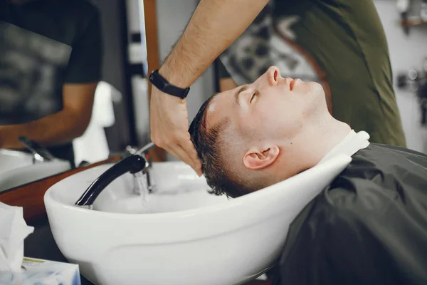 Homem na barbearia . — Fotografia de Stock