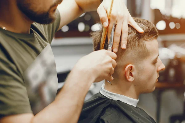 Mann schneidet Haare in Friseursalon — Stockfoto