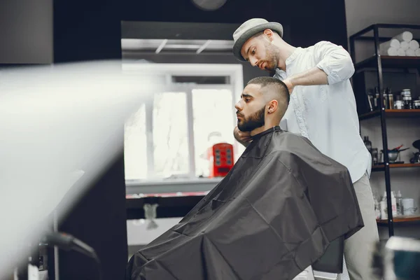 A man cuts hair in a barbershop — Stock Photo, Image