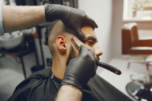 Mann schneidet sich im Friseursalon den Bart — Stockfoto