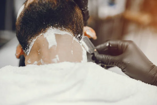 Чоловік вирізає бороду в перукарні — стокове фото