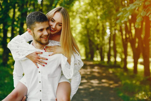 Elegant paar in een bos — Stockfoto