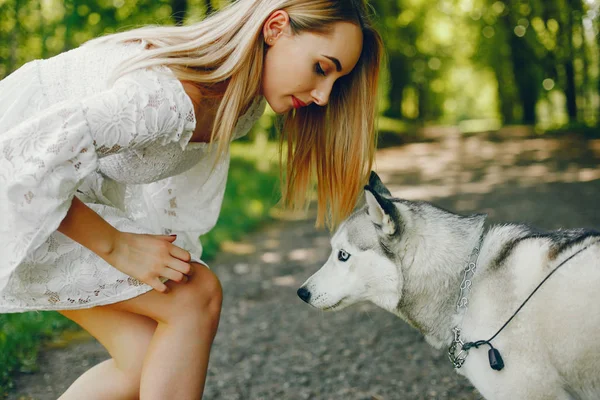 Chica elegante con lindo perro — Foto de Stock