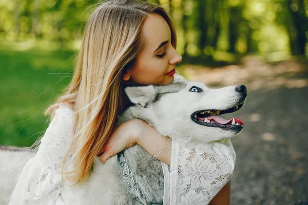Menina elegante com cão bonito — Fotografia de Stock