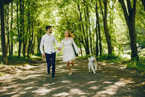 Casal elegante em uma floresta — Fotografia de Stock