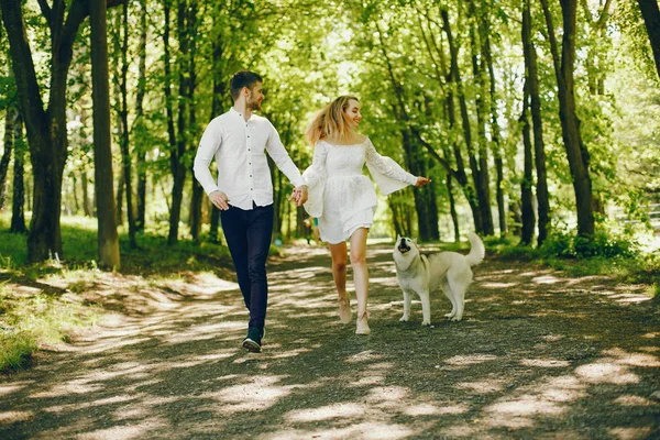 Casal elegante em uma floresta — Fotografia de Stock