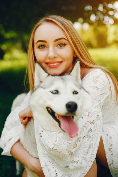 Menina elegante com cão bonito — Fotografia de Stock