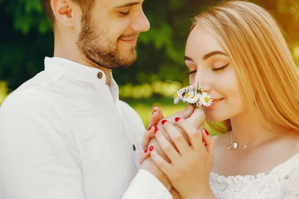 Pareja elegante en un bosque — Foto de Stock