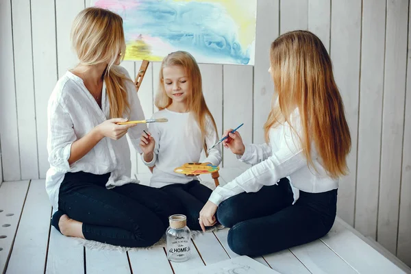 Piękna Mama i córka są rysunek — Zdjęcie stockowe