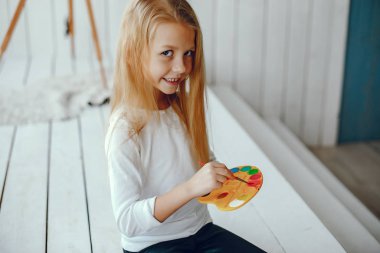 Bir stüdyoda çizim sevimli küçük kız