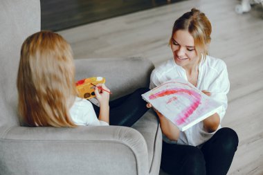 Güzel anne ve kızı çizim