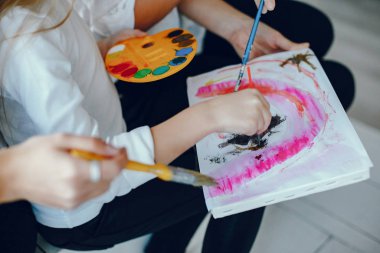 Güzel anne ve kızı çizim