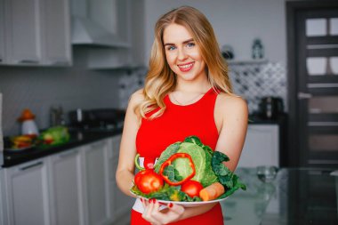 Spor kız sebze ile mutfakta