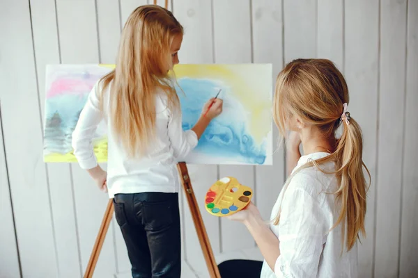 Beautiful mom and daughter are drawing — Stock Photo, Image