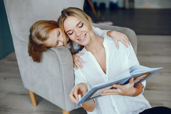 Mutter liest mit Tochter ein Buch — Stockfoto