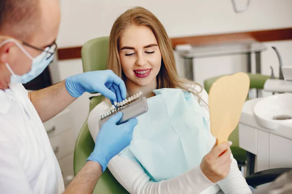Krásná dívka sedí v ordinaci zubaře — Stock fotografie