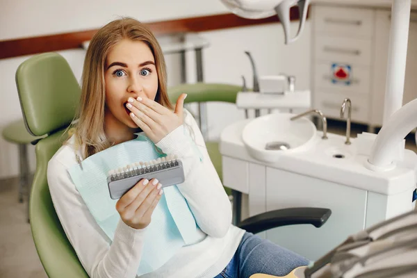 Beautiful girl sitting in the dentists office — Stock Photo, Image