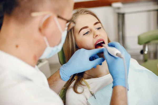 Kaunis tyttö istuu hammaslääkärin toimistossa — kuvapankkivalokuva