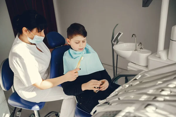 Cute Little Boy siedzi w biurze dentystów — Zdjęcie stockowe