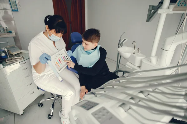 Cute little boy sitting in the dentists office — Stock Photo, Image